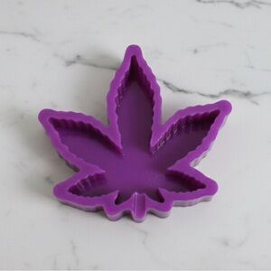 NWT Resin Leaf Ashtray – Handmade – Purple